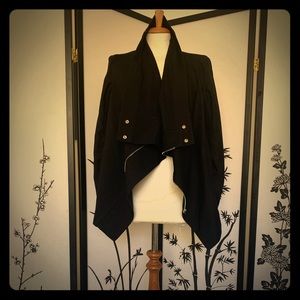 ✨Super cool asymmetric black woven jacket✨